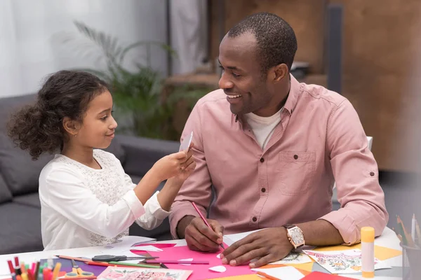 Sonrientes Afroamericanos Padre Hija Haciendo Tarjeta Felicitación Día Las Madres — Foto de Stock