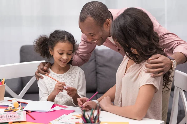 Afro Amerikaanse Ouders Zoek Hoe Dochter Tekening Deel Voor Wenskaart — Stockfoto