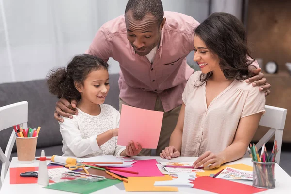 Afroamerikanska Dotter Visar Föräldrar Skiss Gratulationskort Mors Dag — Stockfoto