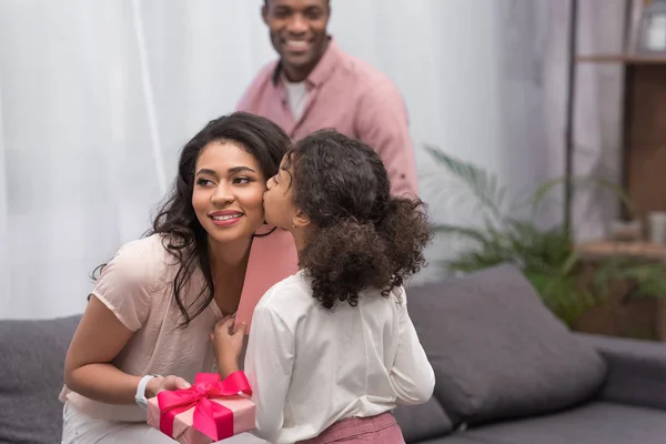 African American Daughter Kissing Mother Presenting Gifts Her Mothers Day — Stock Photo, Image