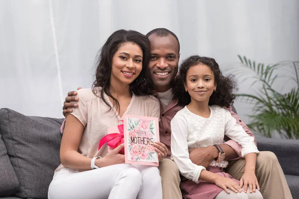 Afrikanisch Amerikanische Eltern Und Tochter Blicken Muttertag Die Kamera — Stockfoto