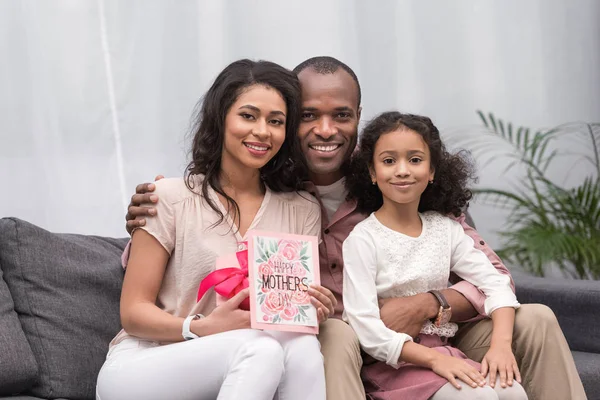 Afro Americanos Pais Filha Olhando Para Câmera Dia Das Mães — Fotografia de Stock