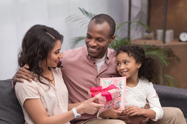 Afrikanisch Amerikanische Tochter Und Ehemann Überreichen Muttertag Geschenke Ehefrau — Stockfoto