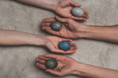 eski püskü elleriyle görünümünü kırpılmış Paskalya yumurta beton yüzeyinde 