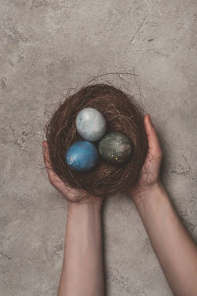 Oříznutý Pohled Člověka Drží Hnízdo Velikonoční Vajíčka Betonový Podklad — Stock fotografie zdarma