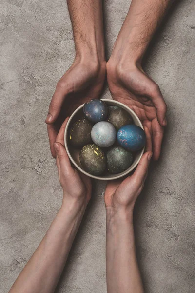 Oříznutý Pohled Páru Držícího Misku Malovaná Velikonoční Vajíčka — Stock fotografie zdarma
