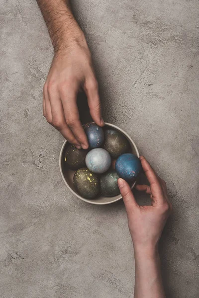 Cropped View Couple Bowl Easter Eggs Concrete Surface — Stock Photo, Image