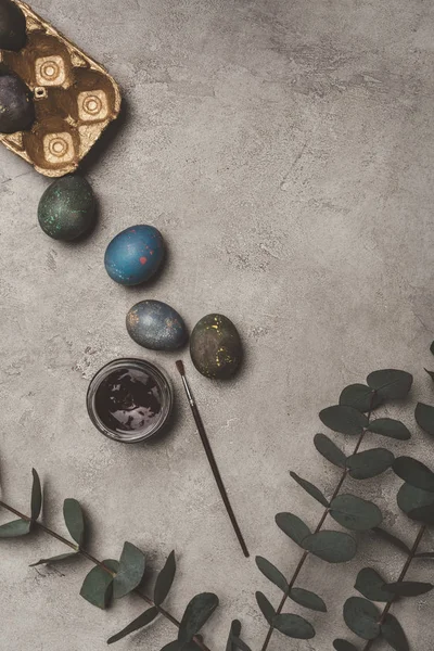 Κάτοψη Του Βαμμένα Αυγά Του Πάσχα Φύλλα Ευκαλύπτου Πινέλο Και — Δωρεάν Φωτογραφία