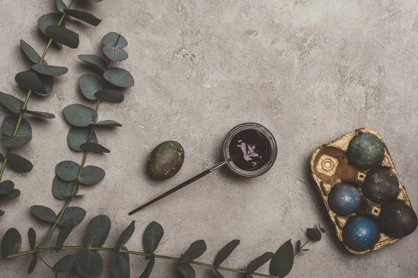 Ansicht Von Bemalten Ostereiern Goldenem Tablett Mit Eukalyptus Farbe Und — Stockfoto