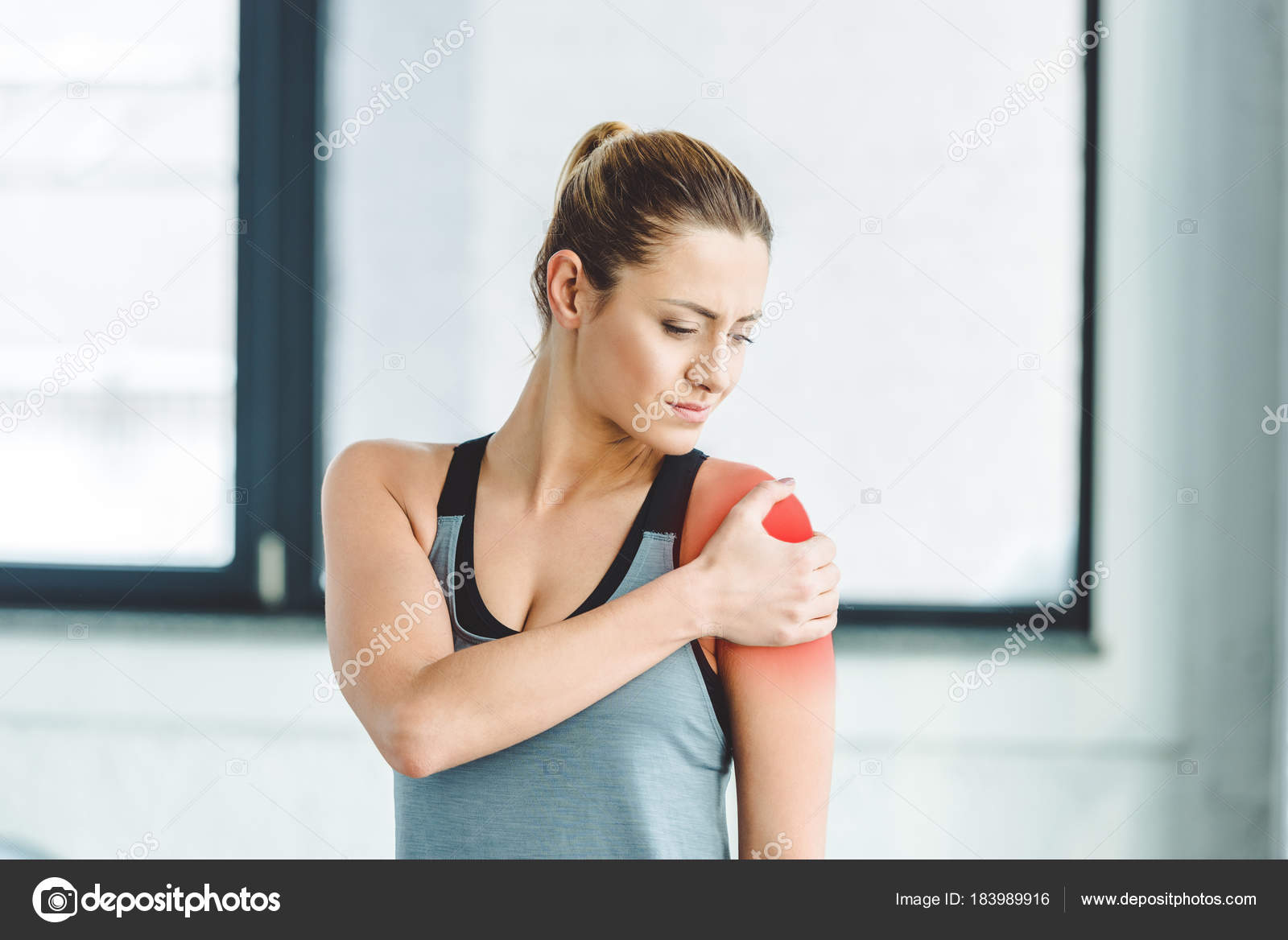 Non Riesco A Stendere Il Braccio Dopo Palestra Ritratto Giovane Sportiva Che Soffre Dal Dolore Nel Braccio Palestra