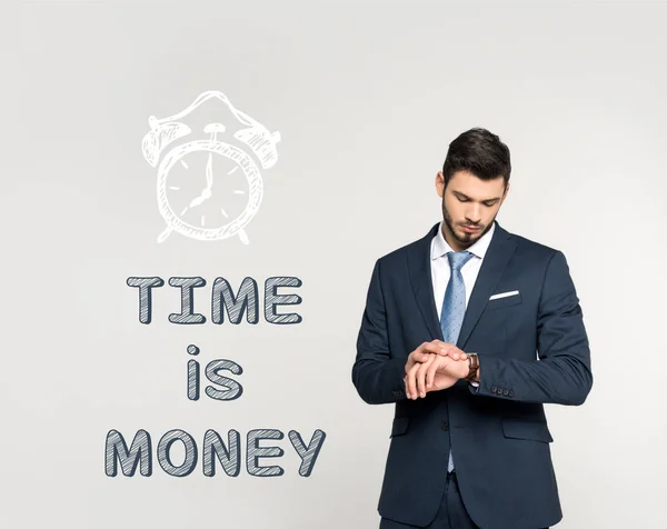 Модный Молодой Бизнесмен Проверяя Наручные Часы Время Надписи Деньги Изолированы — стоковое фото