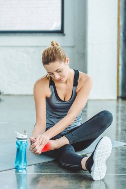 sporcumuz yaralı ayak mat içinde jimnastik salonu dinlenme ile