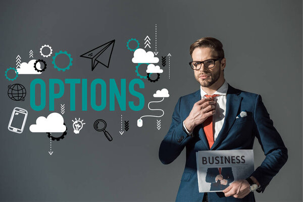 красивый молодой человек в очках держит газету и регулирует галстук, варианты иконки изолированы на сером
 