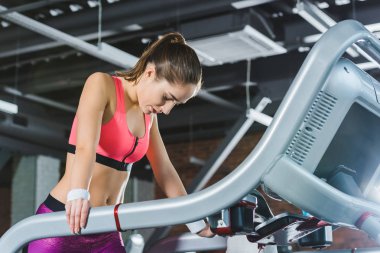 spor salonunda treadmill ayakta yorgun sporcumuz