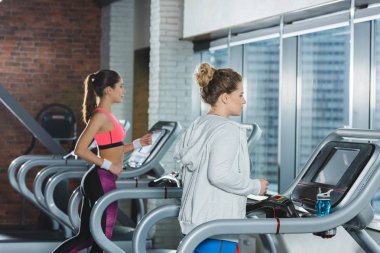 spor salonunda koşu bandı üzerinde eğitim kadınlar