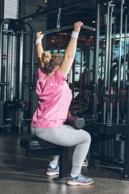 kilolu kadın eğitim cihazları üzerinde çalışma dışarı    