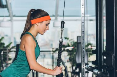 Sportif kadın eğitim aparatı spor salonunda egzersiz