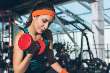 Sportif kadın dumbbell vasıl jimnastik salonu ile çalışma dışarı
