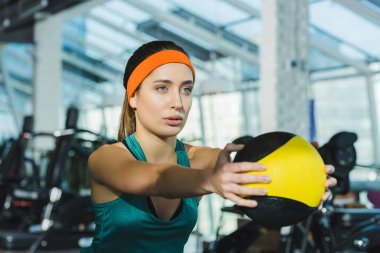 Sportif kadın sağlık topu vasıl jimnastik salonu ile eğitim 