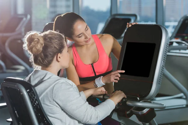 超重的女人开始做有氧运动 而教练帮助她 — 图库照片