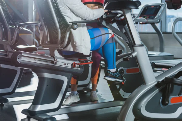 Seção Baixa Mulher Com Sobrepeso Fazendo Exercícios Cardiovasculares — Fotografia de Stock Grátis