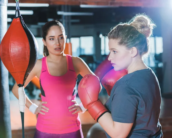 Woman Bokstraining Tijdens Het Kijken Naar Haar Trainer Met Overgewicht — Stockfoto