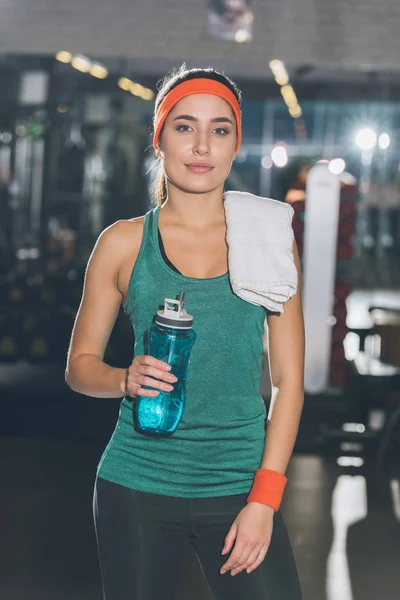 Sportliche Frau Steht Mit Flasche Und Handtuch Der Hand Fitnessstudio — Stockfoto