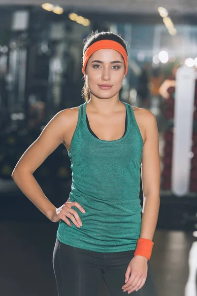 Mujer Deportiva Pie Gimnasio Con Mano Cintura Mirando Cámara —  Fotos de Stock