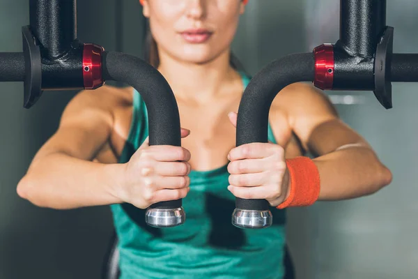 Imagen Recortada Mujer Deportiva Que Trabaja Aparato Entrenamiento — Foto de Stock