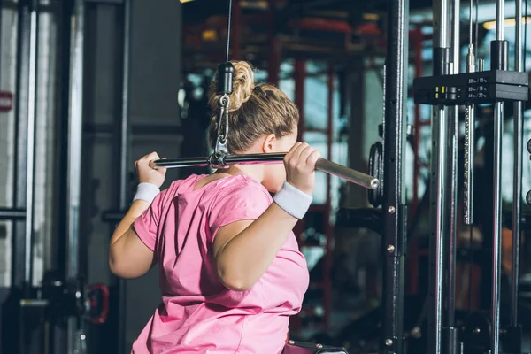 超重妇女在训练用具锻炼 — 图库照片
