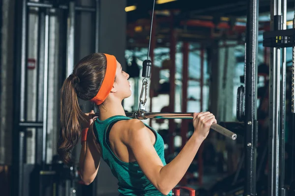 Mulher Esportiva Treinando Seu Peito Aparelhos Treinamento — Fotografia de Stock