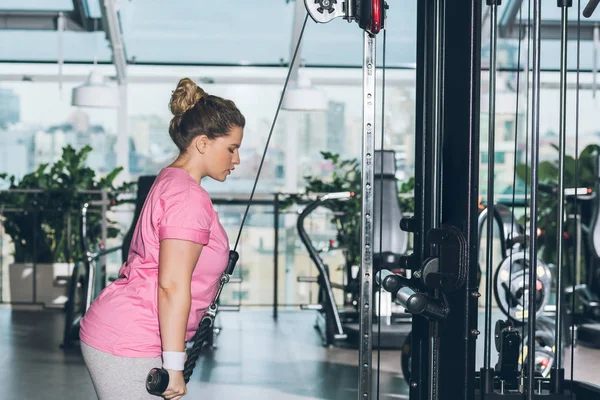 Übergewichtige Frau Trainiert Trainingsgeräten — Stockfoto