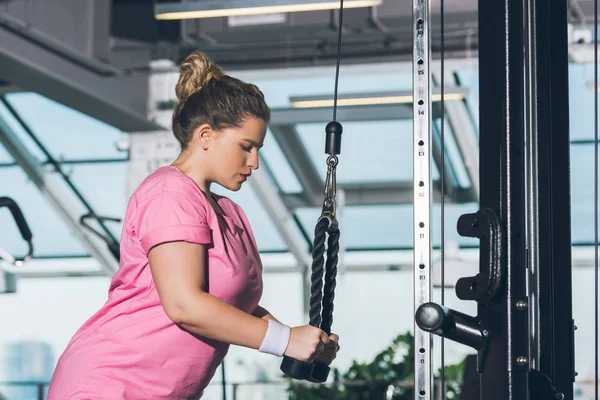 Overweight Woman Working Out Training Apparatus — Stock Photo, Image