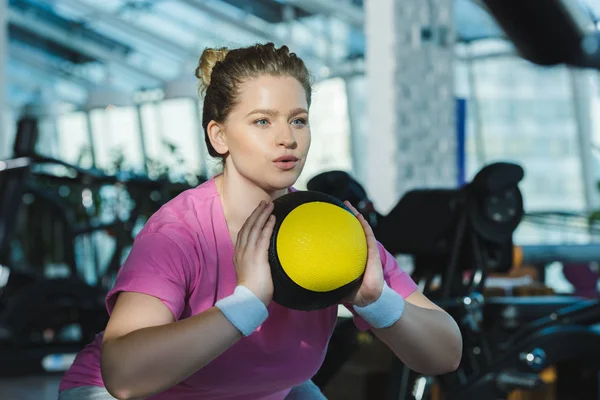 Ожирение Женщины Тренировки Мячом Медицины Тренажерном Зале — стоковое фото