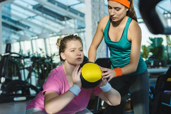 Mujer Con Sobrepeso Entrenando Con Balón Medicina Mientras Entrenadora Observa —  Fotos de Stock