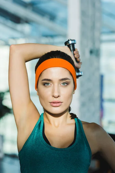 Mujer Deportiva Entrenamiento Con Mancuerna Mirando Cámara —  Fotos de Stock