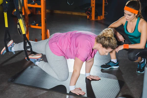 Übergewichtige Frau Trainiert Aufhängebändern Während Der Trainer Sie Beobachtet — Stockfoto