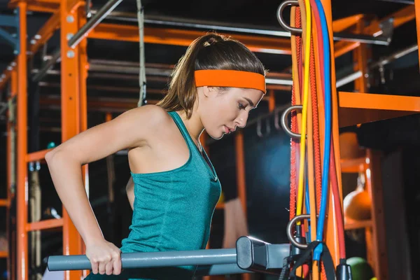 Entrenamiento Mujer Deportiva Vigas Gimnasio — Foto de Stock