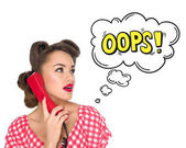 Porträt einer Pin-up-Frau, die auf einem alten Telefon spricht, mit einem auf Weiß isolierten Zeichen im Comic-Stil