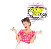 Porträt der schönen Frau in Pin-up-Kleidung mit Cupcakes und Super Sale Sprechblase isoliert auf weiß