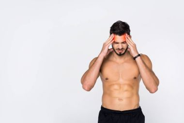 gömleksiz genç sportif adam beyaz izole baş ağrısı ile