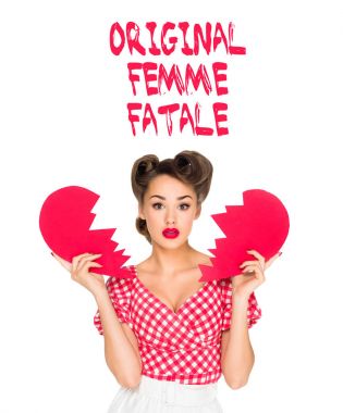 retro giyim üzerine beyaz izole yırtık kağıt kalp ve özgün femme fatale yazı ile güzel genç kadın portresi