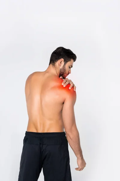 白で隔離する肩の痛みと上半身裸の若者の背面図 — ストック写真