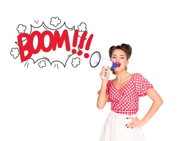 Портрет модной молодой женщины в стиле пин-ап одежды с комическим стилем бум взорваться из громкоговорителя изолированы на белом

