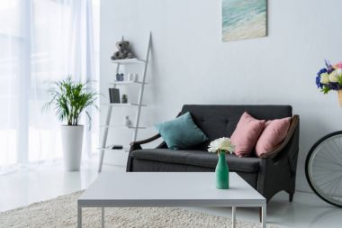 şık salon sehpa, yeşil bitki ve Kanepeli görünümünü