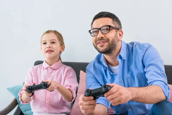 Porträt Von Tochter Und Vater Beim Gemeinsamen Videospiel Hause — Stockfoto