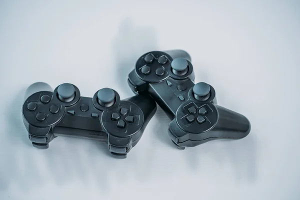 Vista Perto Gamepads Pretos Para Jogar Videogame Mesa Cinza — Fotografia de Stock