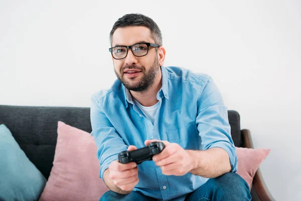Porträtt Fokuserade Man Spelar Videospel Hemma — Stockfoto