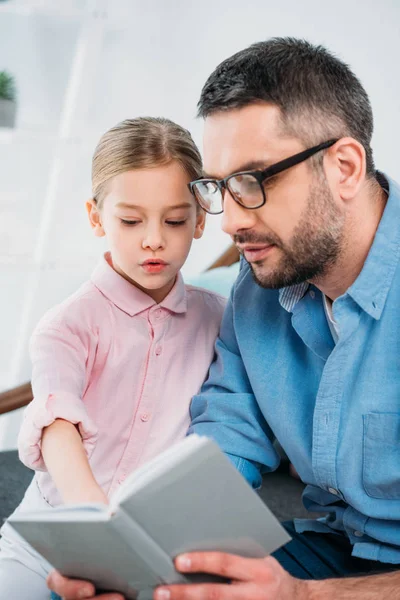 Porträtt Far Och Dotter Läsa Bok Tillsammans Hemma — Stockfoto