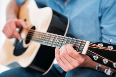 adam evde akustik gitar çalmak kadeh kırpılmış